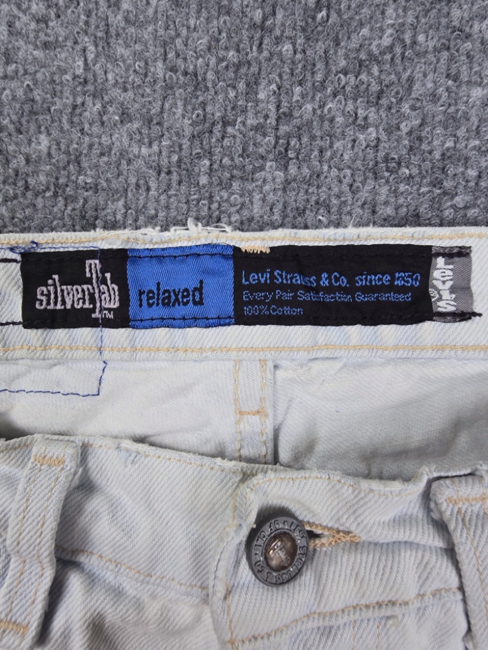 Vintage Levi’s SilverTab Relaxed Fit Jeans 32x34 Made in USA 1992 Light Wash - Picture 3 of 16